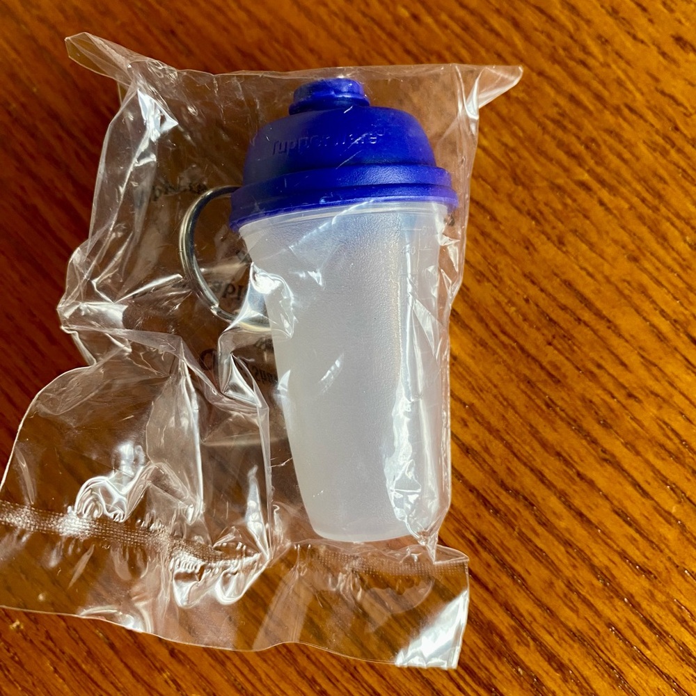 Tupperware Shaker Keychain - Picture 6 of 6
